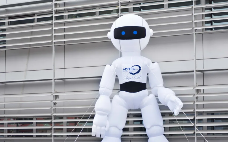 5G síť i robot, který čepuje pivo. V Brně začíná strojírenský veletrh