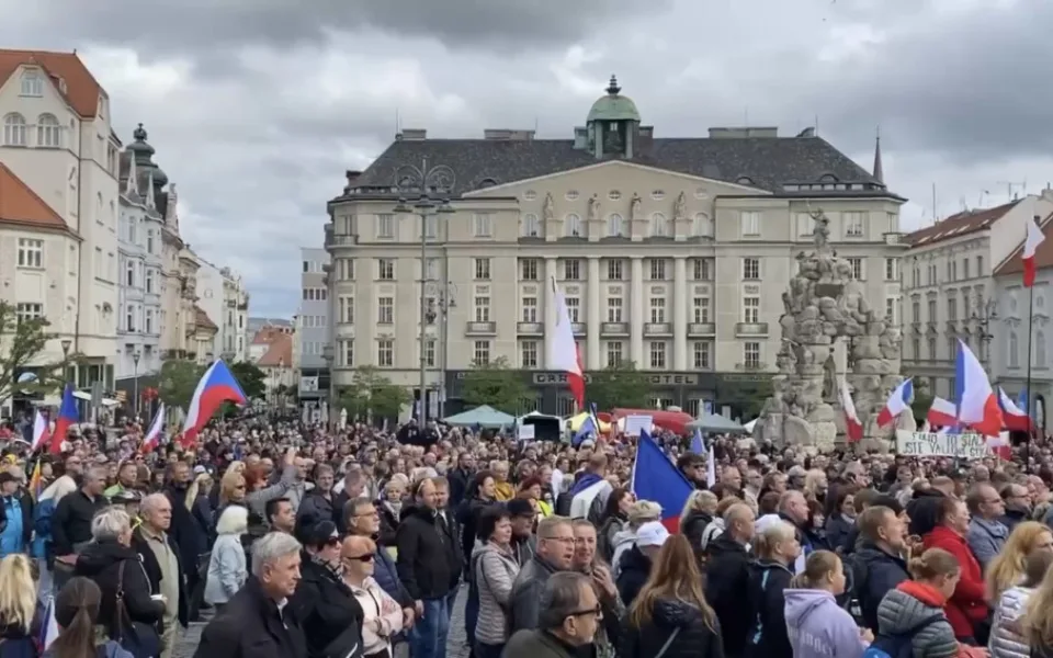 Tisícovka lidí v Brně si zakřičela proti vládě a poslechla si, jak Ortel zpívá hymnu