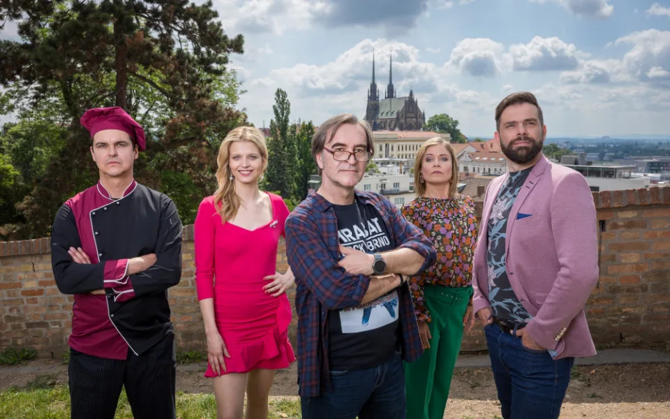 Dobré ráno, Brno, říká režisér Prušinovský a tropí si z města žerty. Nejvíc to schytává Česká televize