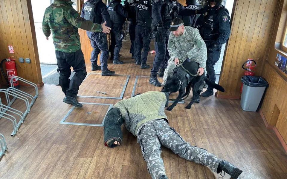 Brněnští strážnici nacvičovali zásahy v krizových situacích na lodi. Součástí tréninku byli i psi
