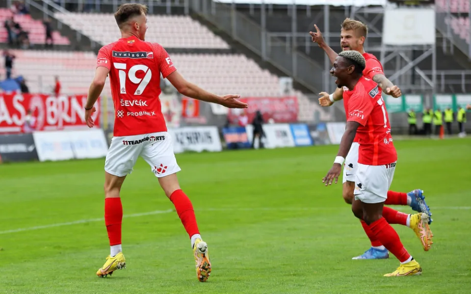 Brněnská Zbrojovka prahne po skalpu Sparty. Požene ji vyprodaný stadion