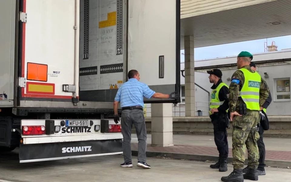 Na hranici se Slovenskem zamířili kvůli nájezdům migrantů vojáci