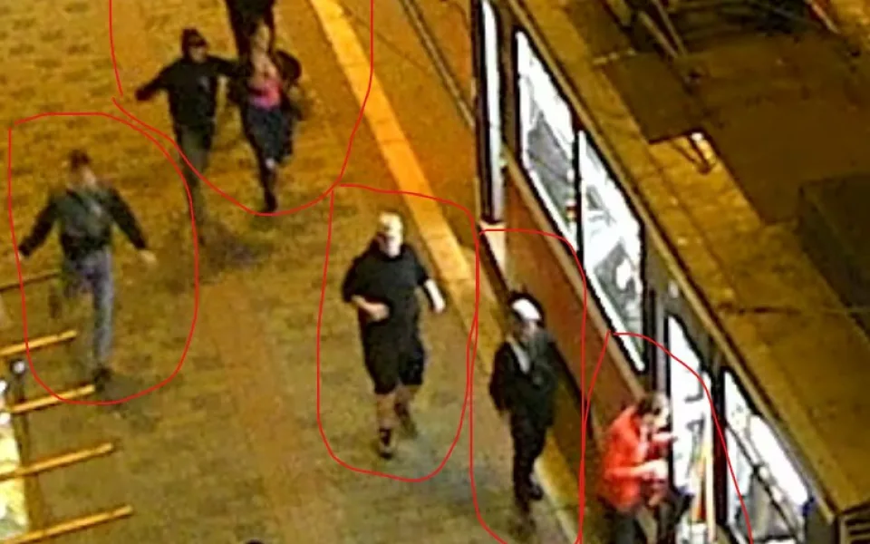 Policisté označili na záběrech z kamer skupinu fanoušků