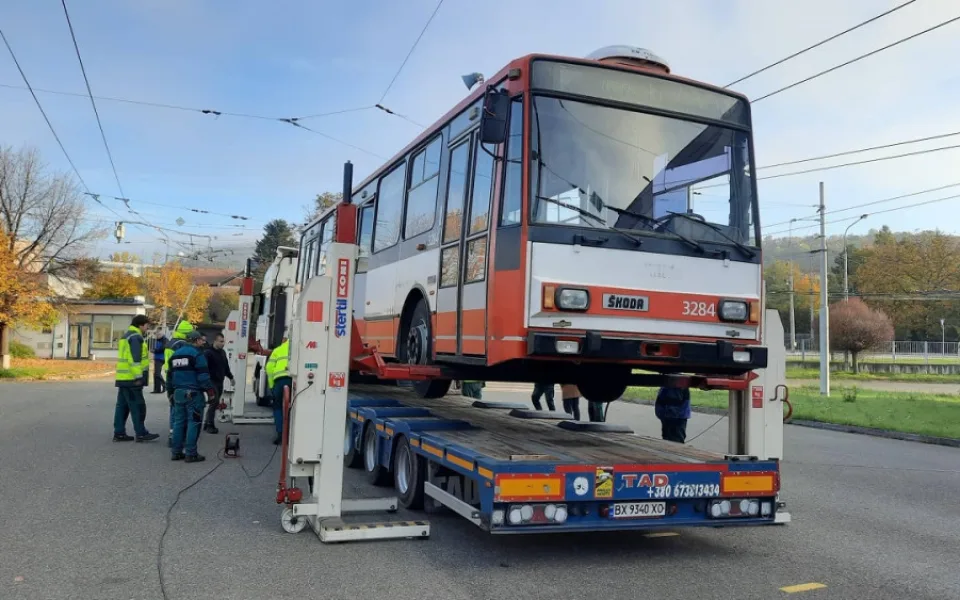Brno posílá na Ukrajinu třicetileté trolejbusy