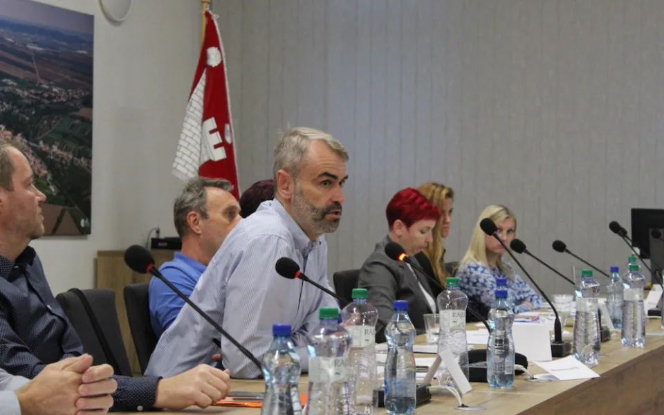 Robert Šlachta promlouvá k zastupitelům