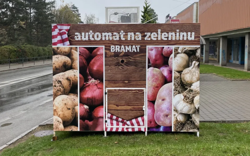 Lidé v Brně si chodí pro brambory a cibule do automatu. Nastrkali je tam zemědělci