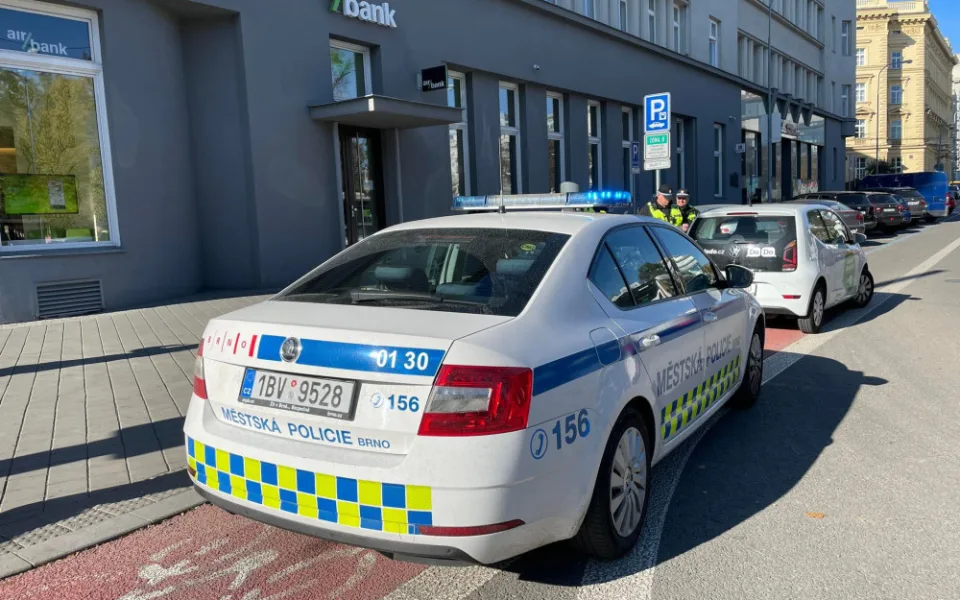 Nevím, proč to dělám, vysvětloval extravagantně oblečený muž v Brně kopání do skútru