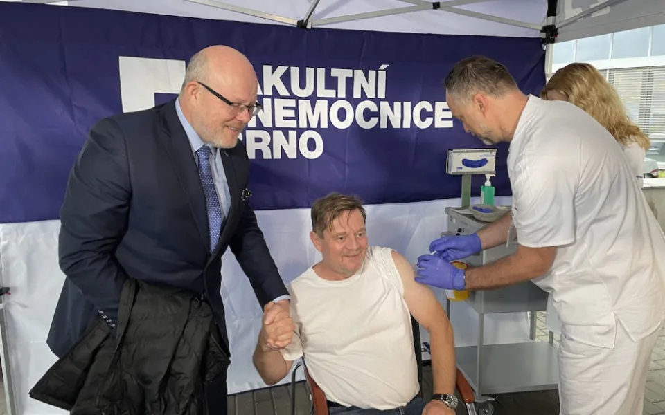 Herec Petr Čtvrtníček právě dostává i za podpory ministra Válka čtvrtou očkovací dávku