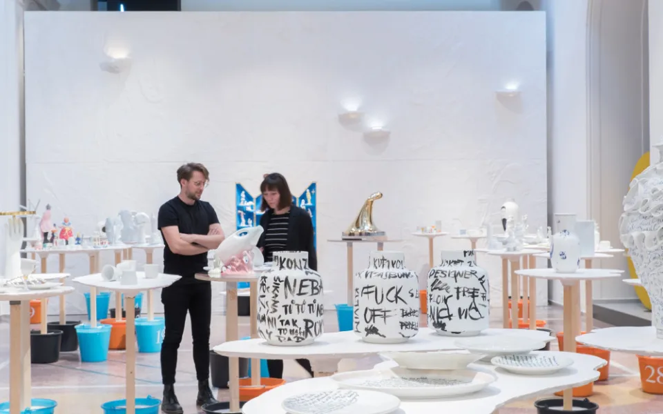 Do Brna dorazila výstava českého porcelánu