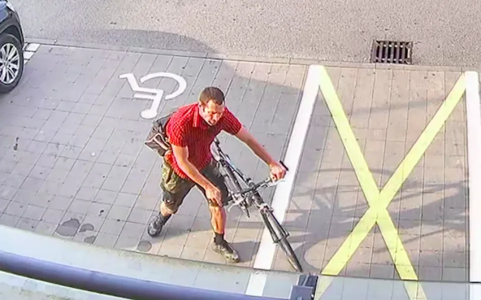 V Brně hledají cyklistu, který za jízdy umí krást drahé mobily