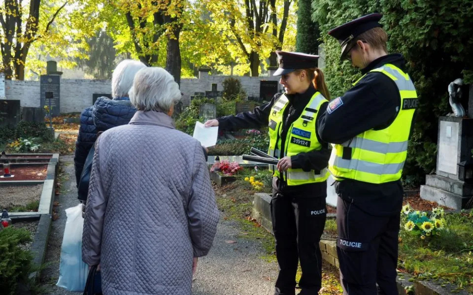 Blíží se památka zesnulých. Policie je připravena na kapsáře i sváteční řidiče v Brně