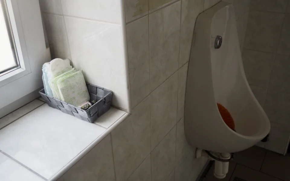 Muži z brněnské techniky dostali na záchody dámské vložky zdarma