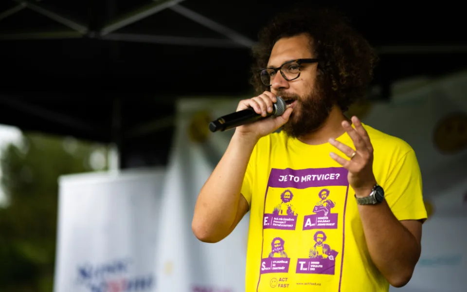 Rapper v Brně učí lidi první pomoc. Se zdravotníky vylepil plakáty na boj proti mrtvici