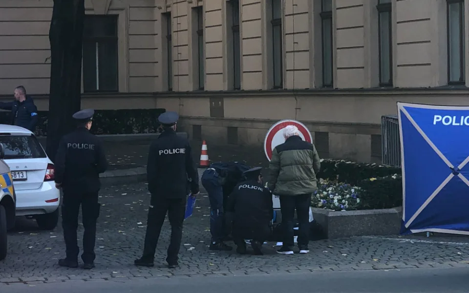 VIDEO: Muž se zastřelil před Úřadem vlády