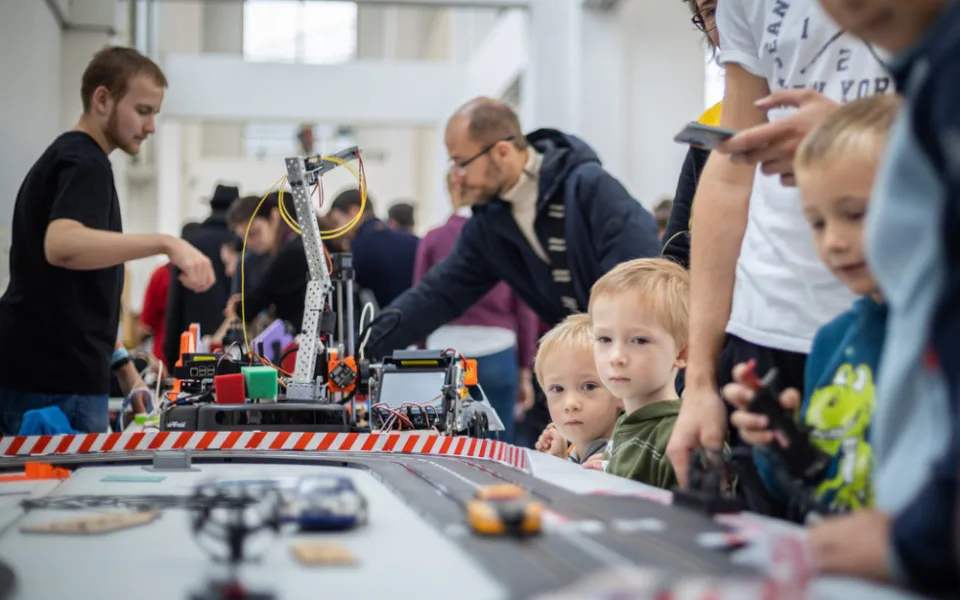 Festival Maker Faire potvrzuje, že jsme národ kutilů. Minulý víkend nalákal na brněnské výstaviště téměř 8000 lidí