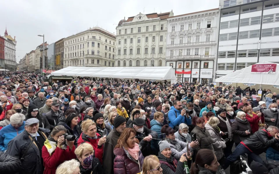 Brňané si ťuknou na náměstí svartomartinským vínem. Vinaři naplnili nejvíce lahví v historii