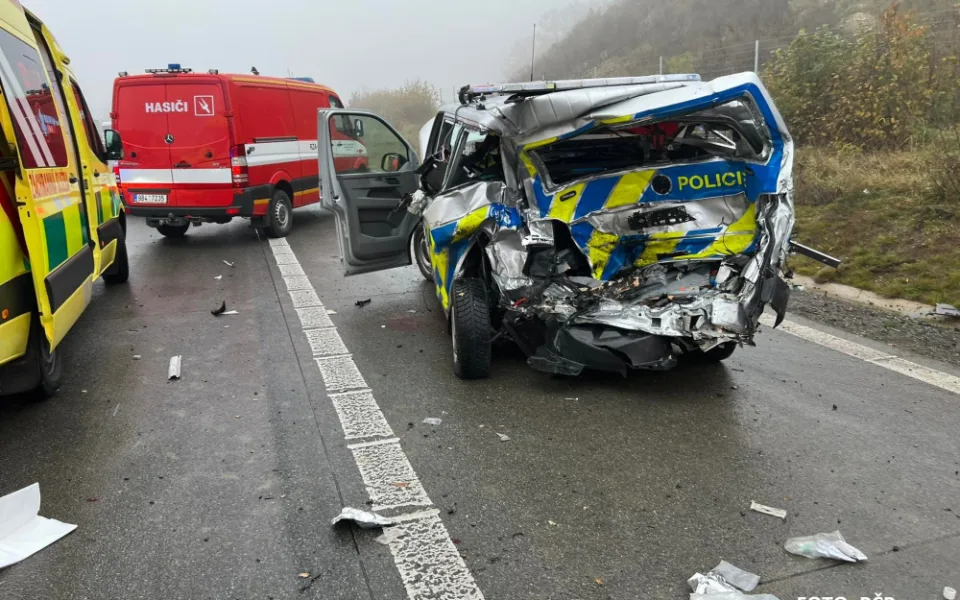 Dálnici D1 za Brnem blokovala nehoda. Opilý řidič narazil do dodávky policistů, jeden je těžce zraněný