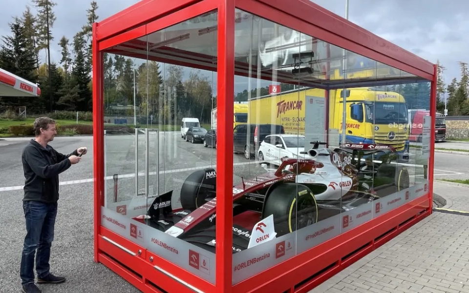 U Brna zaparkovala formule. Lidé monopost F1 obdivují na benzínce