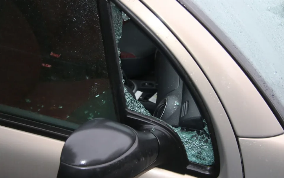 Proč někdo rozbije auto kvůli kapalině do ostřikovačů, ptají se policisté z Brna
