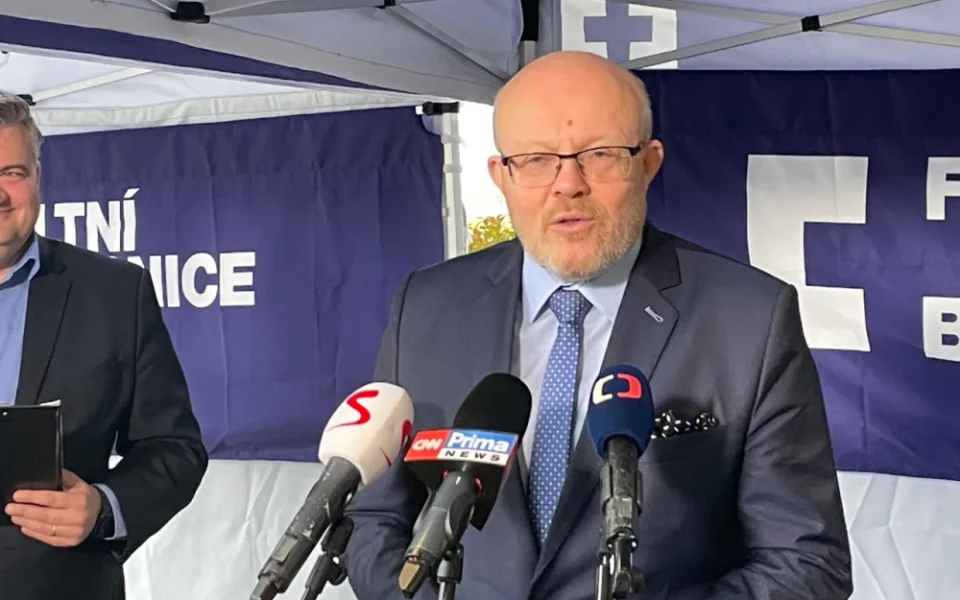 Vraťme do hry nadstandardtní péči, přeje si ministr Válek