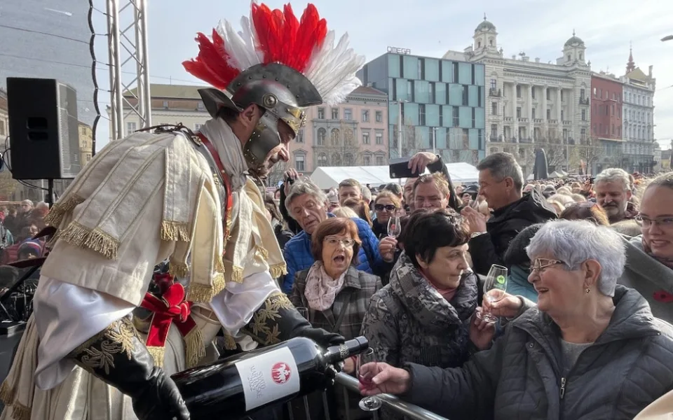 Tisíce lidé v Brně vítaly svatého Martina. Rozlil jim první letošní víno