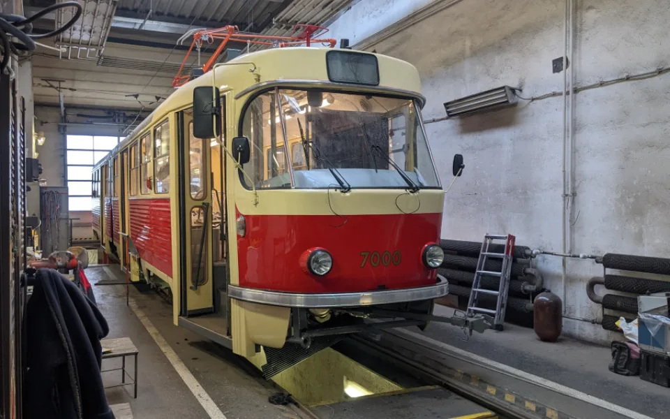 Brňané opravili retro šalinu z Prahy. Bude vozit cestující při mimořádných jízdách