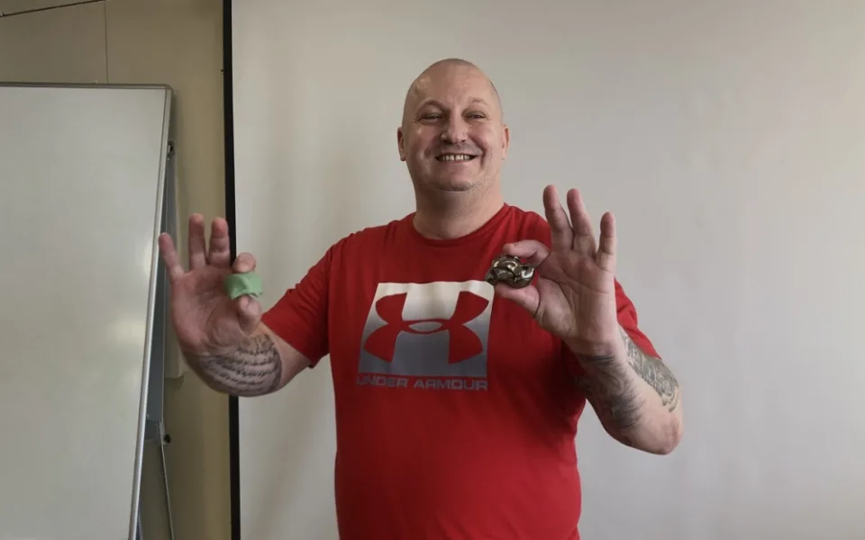 Josef Ondráček s cementovým spacerem (vlevo) a titanovým implantátem (vpravo)