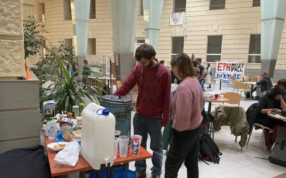 Nejsme aktivisté a v noci nám nebyla zima, chválí si mladí klimatickou stávku v Brně