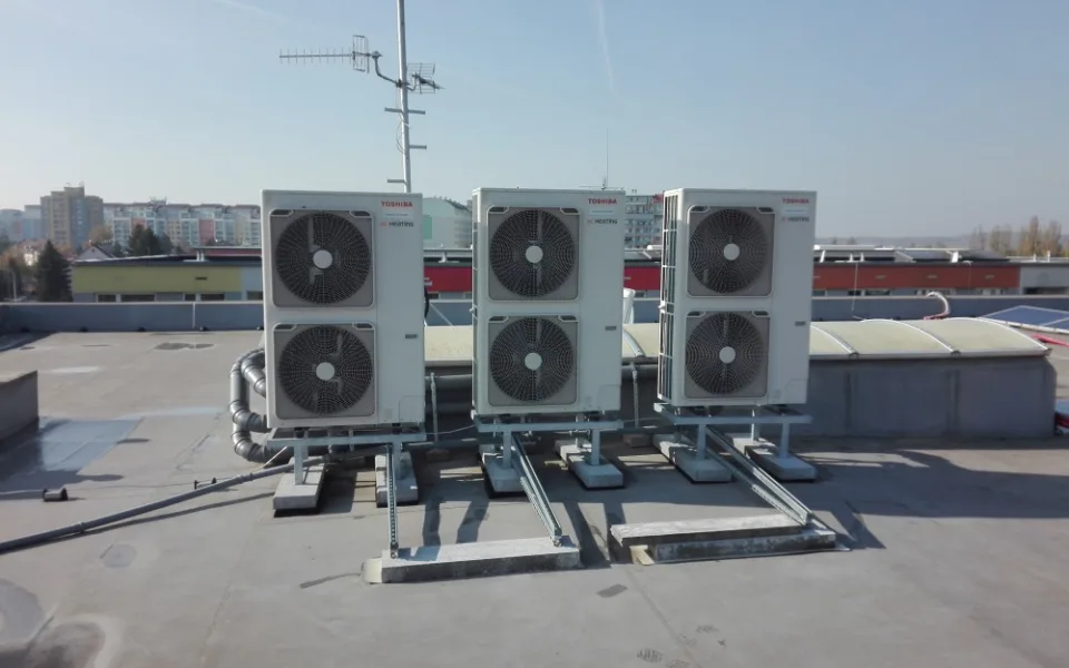 Zastropování cen nebude věčné. Lidé by s instalací tepelného čerpadla do bytových domů neměli otálet