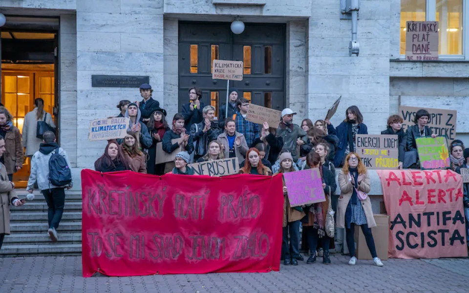 Konec okupace školy. Studenti z Brna po demonstraci proti šéfovi Sparty šli spát domů