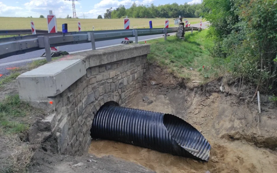 Silničáři opravili po čtvrt roce na výpadovce ze Znojma do Jihlavy propustky