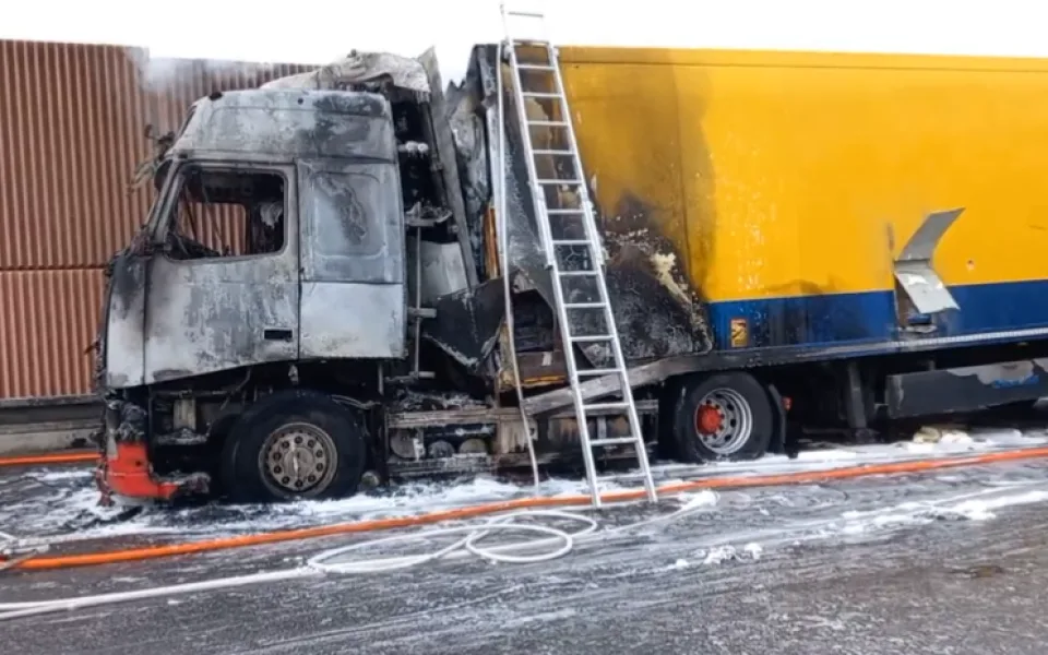 Kamion na dálnici zachvátily plameny