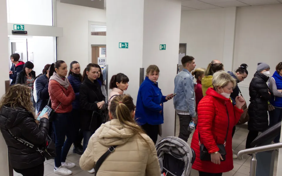 V Česku pracuje sto tisíc Ukrajinců a vyplácíme jim méně dávek, těší vládu
