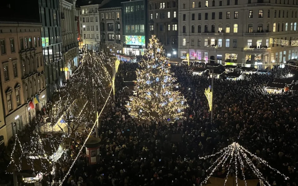 Tisíce Brňanů se mačkaly na náměstí, aby viděly rozsvícení vánočního stromu