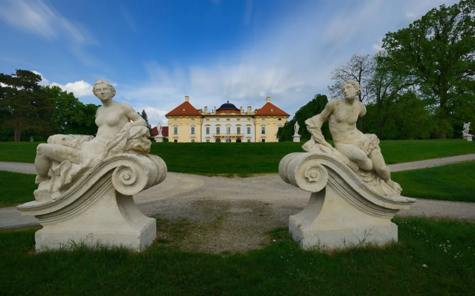 Na slavkovský zámek se vrací vzácné barokní sochy, kterým chyběly prsty