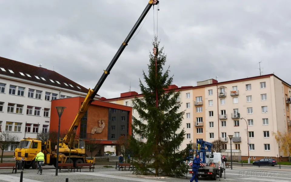Je to koště, stěžují si lidé v Blansku na vánoční strom. Přidává se i starosta