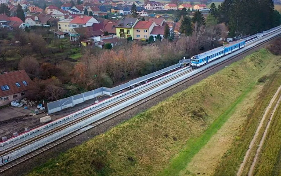 Trať do Brna bude moderní a elektrizovaná. Železničáři natahují dráty