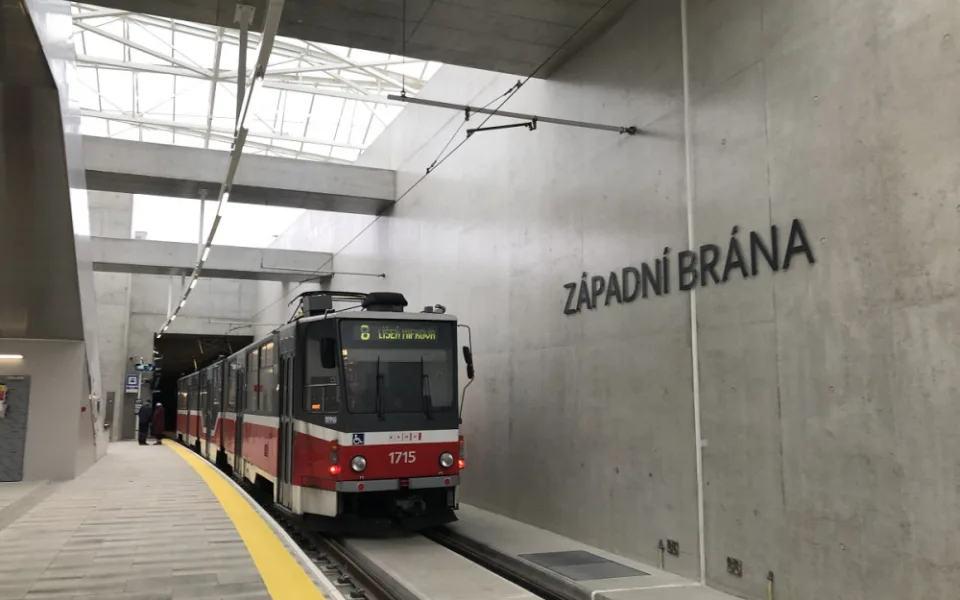 Brno spustilo ostrý provoz nové trati. Do šalinového tunelu poslalo cestující