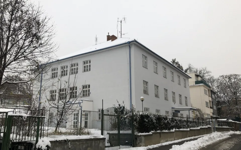 Brněnské biskupství půjčí bývalou školu dobrovolníkům. Pak z ní udělá byty