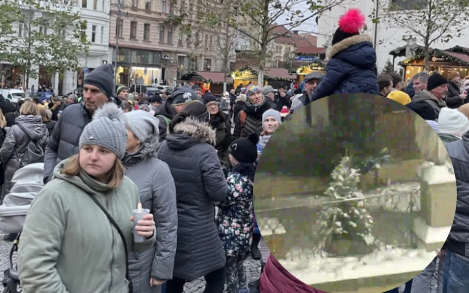 Před brněnskou radnicí zmizel vánoční stromek. Ukradl ho mladý pár