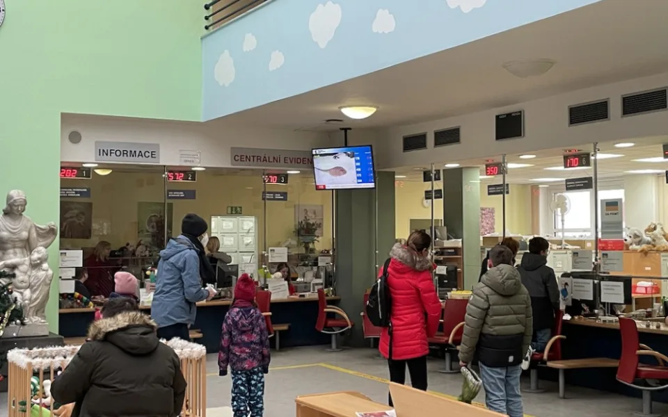 Brněnská dětská nemocnice praská ve švech. Děti čekají na ošetření až pět hodin