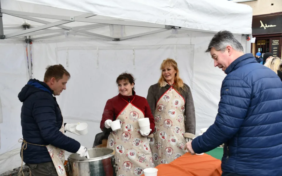 Boskovice rozdávaly polévku chudým i bohatým lidem. Vybrané peníze dostanou potřební