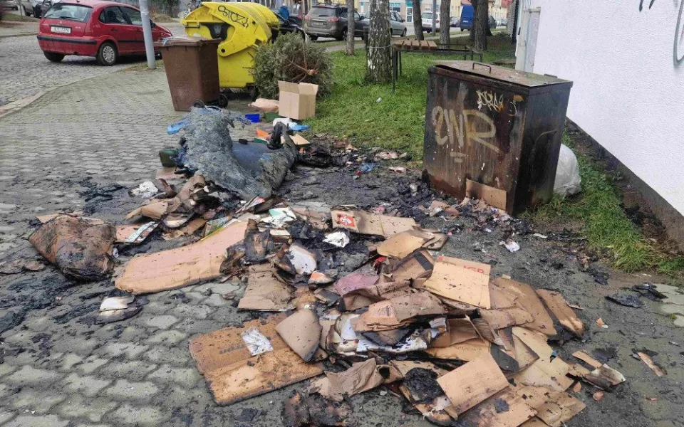 Lidé zapalují naše plastové popelnice, zlobí se brněnští popeláři