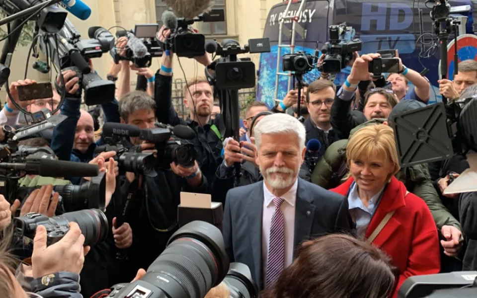 Volební místnosti se uzavřely. Začalo sčítání, vede Babiš nad Pavlem