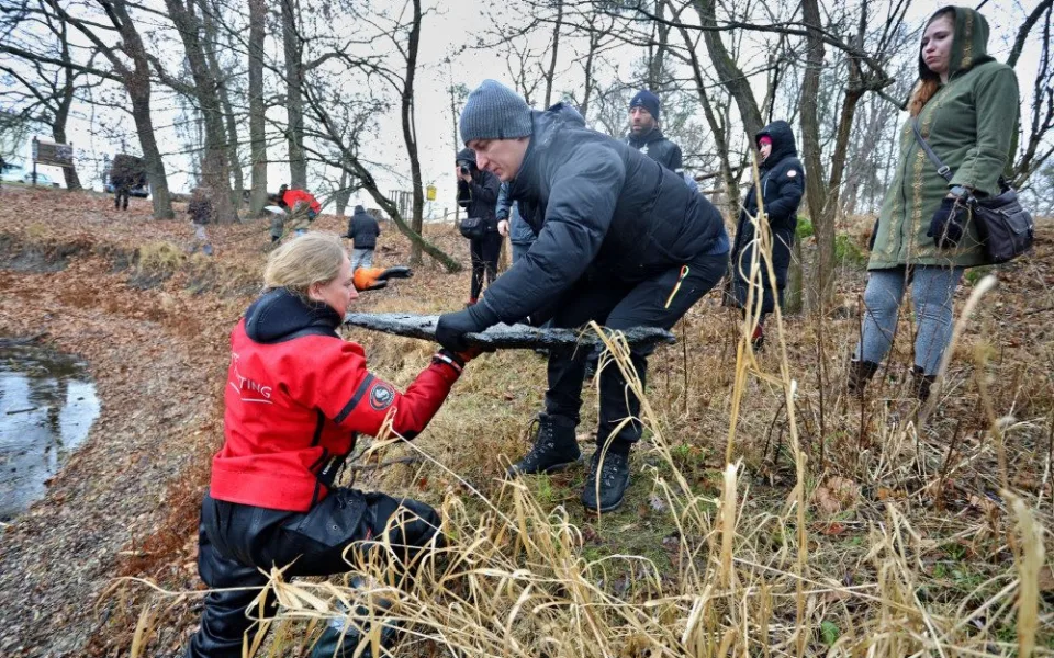 Řeka Dyje vydala vzácný nález. Archeologové vytáhli plavidlo z raného novověku