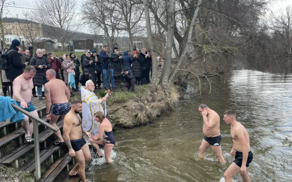 Brněnští věřící skočili do řeky, aby uctili památku Ježíše
