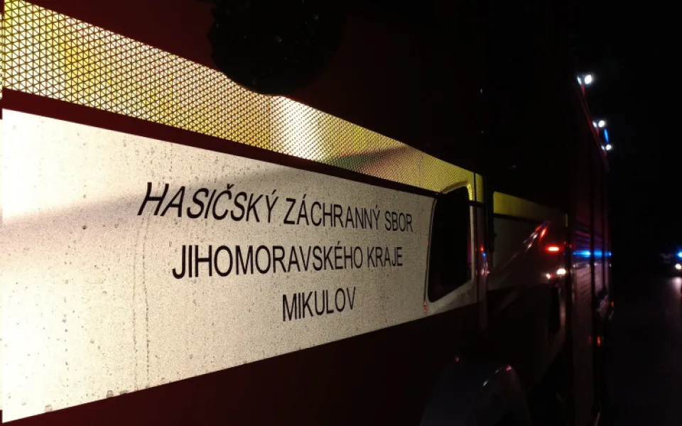 Při nehodě na Břeclavsku zemřel člověk. Záchranářskému vrtulníku bránilo počasí