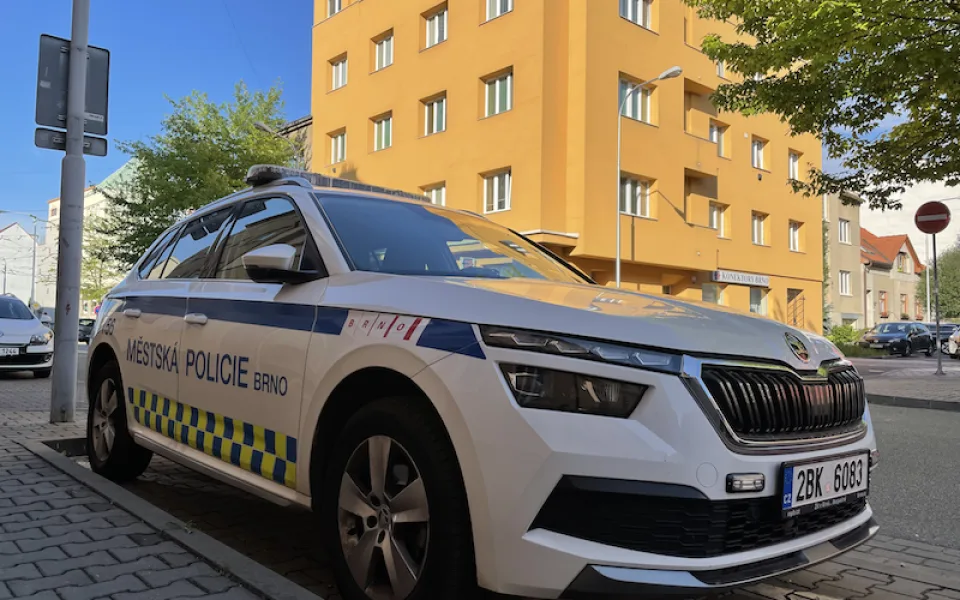 Nemůžeme spát, řvali Brňané z paneláku na agresivního cizince, který mačkal zvonky