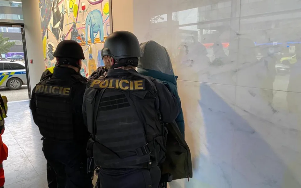 V brněnském kancelářském centru hrozil muž se zbraní. Chytili ho policisté
