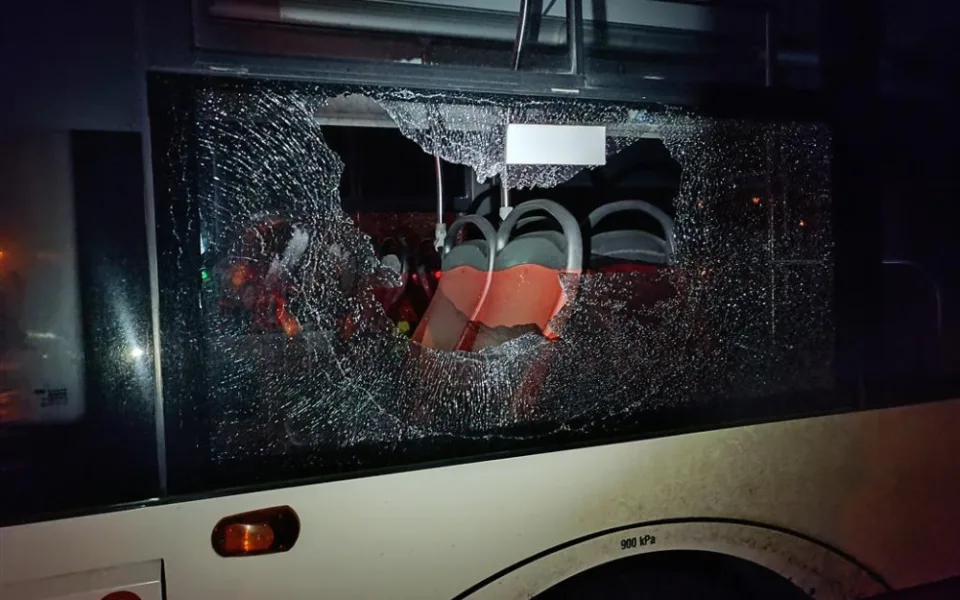 Muž v Brně zasypal autobus dlažebními kostkami. Ujel mi rozjezd, vysvětlil